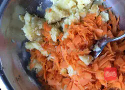 Illustration of making salt and pepper potato and carrot cake 2