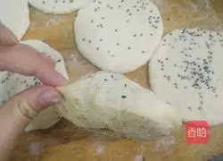 Illustration of how to make dough pancakes 4