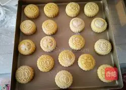 Illustration of how to make jujube egg yolk cake 21