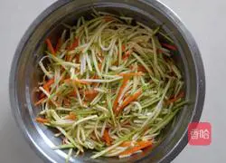 Illustration of how to make two-color egg pancake 3