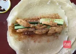 Beijing sauce chicken fillet Illustration of how to make burritos 12
