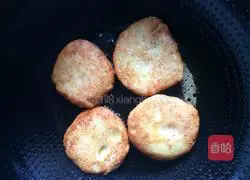 Press the soy milk and fry the bean dregs cakes! Illustration of how to do it 8