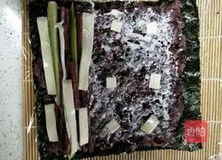 Illustration of how to make meat floss and blood glutinous rice sushi 4