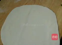 Illustration of how to make scallion oil hand cakes 2