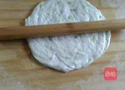 Illustration of how to make scallion pancakes 8