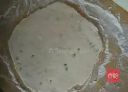 Illustration of how to make scallion pancakes 7