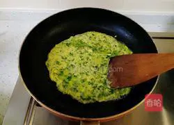 Illustration of how to make chive egg pancake 9