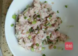 Illustration of how to make pork and celery pancakes 9