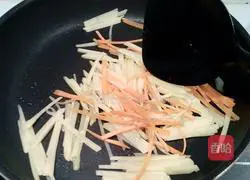 Illustration of how to make meat floss, potato and egg pancake 4