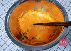 Illustration of how to make carrot and shrimp skin egg pancake 4