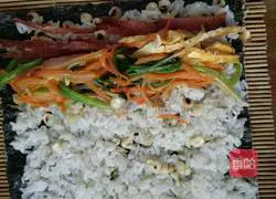 Illustration of how to make vegetable sushi rolls 4