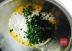 Illustration of how to make chive egg pancake 3