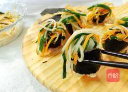 Illustration of how to make mung bean sprouts and mixed vegetable sushi 9