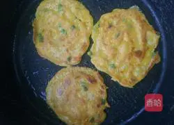 Illustration of how to make carrot and green onion egg pancake 4