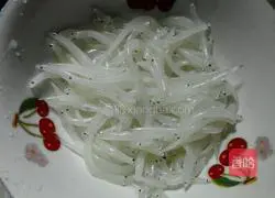 Illustration of how to make whitebait egg pancake 1