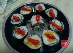 Illustration of how to make caviar sushi 2