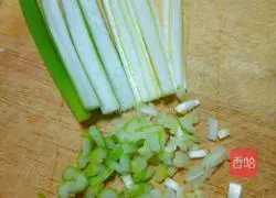 Illustration of how to make green onion and egg pancakes 4