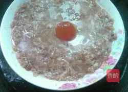 Illustration of how to make steamed pork patties with salted eggs 5