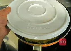 Illustration of how to make potato shredded egg pancake 11