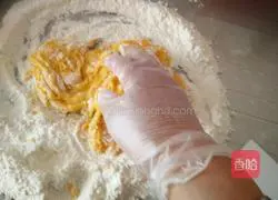 Illustration of how to make jujube egg yolk cake 10