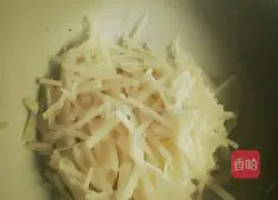 Illustration of how to make potato shredded egg cake 1