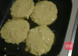 Illustration of how to make fried corn and cabbage cakes 3