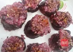 Illustration of how to make purple rice and meat floss sushi 3