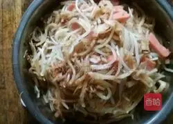 Illustration of how to make fried shredded pancakes with mung bean sprouts, sausages and sausage 4