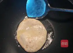 Illustration of how to make cabbage stuffed pancakes 4