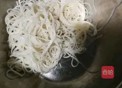 Illustration of making noodles with egg cakes 1