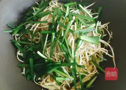 Illustration of how to make fried bean sprout pancakes 12