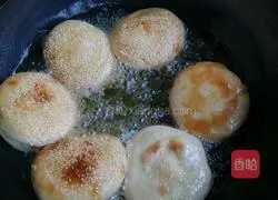 Illustration of how to make crispy fried sesame cakes with sausage mate 2