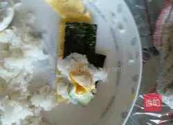 Illustration of how to make salted duck egg and cucumber sushi 3