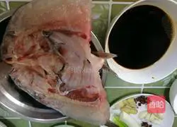 Illustration of how to make fish head cakes 1