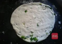 Illustration of how to make scallion pancakes 7