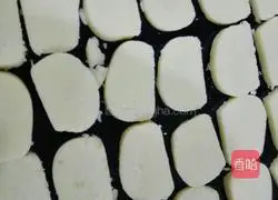 Illustration of how to make condensed milk shortbread 9