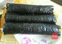 Illustration of how to make sushi rolls 14