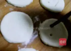 Illustration of how to make smiley potato pancakes 10