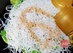 Fried meat patties and eggs Illustration of how to make rice noodles 12