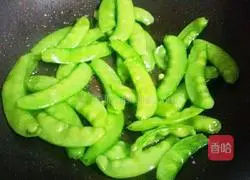 Illustration of how to make fried snow peas with fish cakes 3
