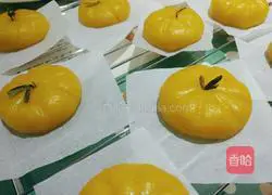 Illustration of how to make cute little pumpkins and simple pumpkin cakes 5