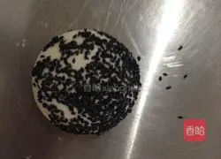 Illustration of how to make small meat patties 8