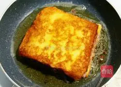 Illustration of how to make Hong Kong style snack ham and toast 10