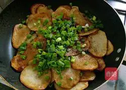 Illustration of how to fry potato slices 9