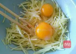 Illustration of how to make pan-fried potato shreds and egg pancakes 3