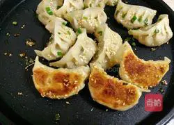 Illustration of how to make fried dumplings with electric pan 8