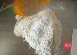 Illustration of how to make jujube egg yolk cake 3