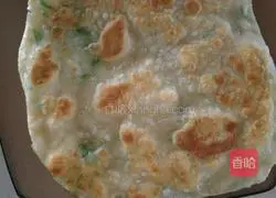 Illustration of how to make scallion pancake 10