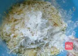 Illustration of how to make fried potato pancakes 3