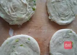 Illustration of how to make green onion hand cake 9